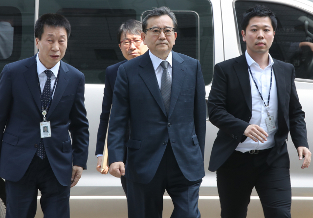 1억6천만원대 뇌물수수·성접대 혐의를 받는 김학의 전 법무부 차관이 16일 오전 서울 서초구 서울중앙지법에서 열린 구속 전 피의자 심문(영장실질심사)에 출석하기 위해 법정으로 향하고 있다. 연합뉴스