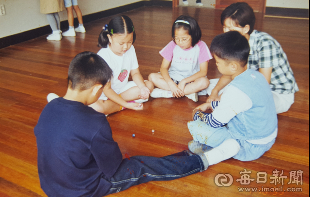 1999년 팔달초교 2학년 학생들이 공기놀이를 하고 있다.