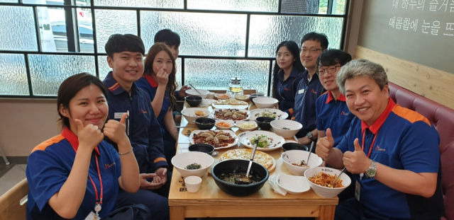 SK머티리얼즈 공증개발팀과 분석팀 임직원들이 시내 한 식당에서 점심을 먹으며 즐거워하고 있다. 마경대 기자
