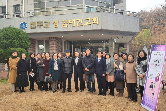2018년 성김대건성당이 주최한 독서콘서트를 마친 후 강연자와 신자들이 함께 모여 기념사진을 촬영했다. 성김대건성당 제공
