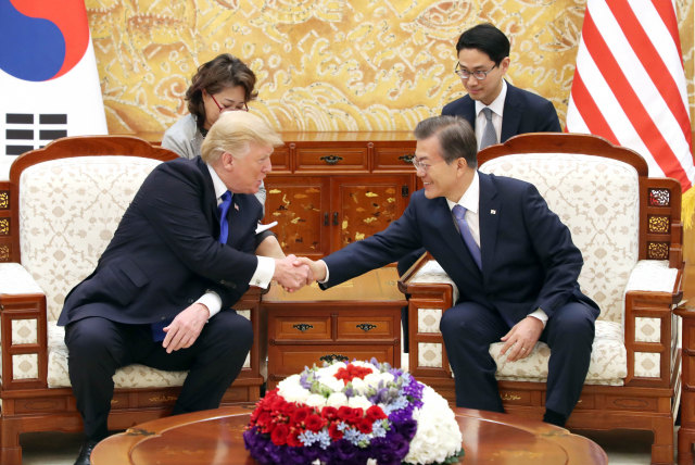 도널드 트럼프 미국 대통령이 내달 하순 일본에서 열리는 주요 20개국(G20) 정상회의를 계기로 방한, 문재인 대통령과 한미 정상회담을 할 예정이라고 미 백악관이 15일(현지시간) 보도자료를 통해 발표했다. 사진은 지난 2017년 11월 문재인 대통령과 도널드 트럼프 미국 대통령이 청와대에서 열린 단독 정상회담에서 악수하는 모습. 연합뉴스