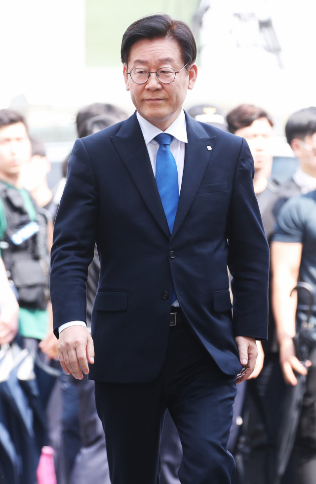 공직선거법상 허위사실 공표와 직권남용권리행사방해 혐의 등으로 기소된 이재명 경기지사가 16일 오후 경기도 성남시 수정구 수원지방법원 성남지원에서 열린 1심 선고공판에 출석하고 있다. 연합뉴스