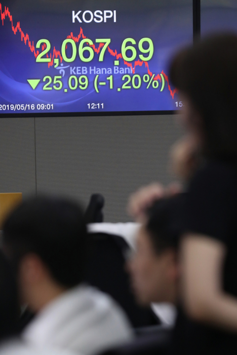 코스피가 전 거래일 대비 25.09포인트 내린 2,067.69에 장을 마감한 16일 오후 서울 중구 KEB하나은행 본점 딜링룸에서 딜러들이 업무를 보고 있다. 연합뉴스