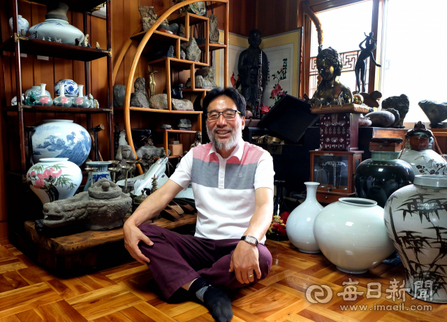 수 만 점의 골동품과 함께 사는 최순진 씨. 박노익 선임기자 noik@imaeil.com