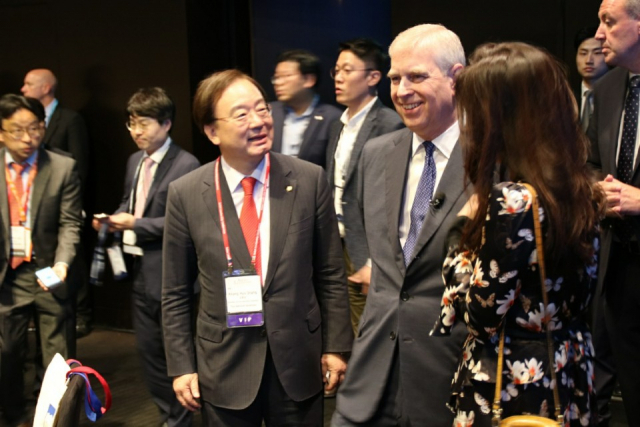 강효상 의원이 15일 신라호텔에서 영국 엘리자베스 2세 여왕의 차남인 앤드루 왕자와 환담을 나누고 있다. 강효상 의원실 제공