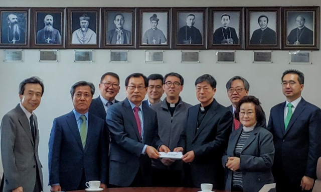천주교대구대교구 가톨릭경제인회가 조환길 천주교대구대교구장을 예방해 김수환추기경 사랑과나눔공원 성모상 조성 기금을 전달하고 있다. 천주교대구대교구 가톨릭경제인회 제공