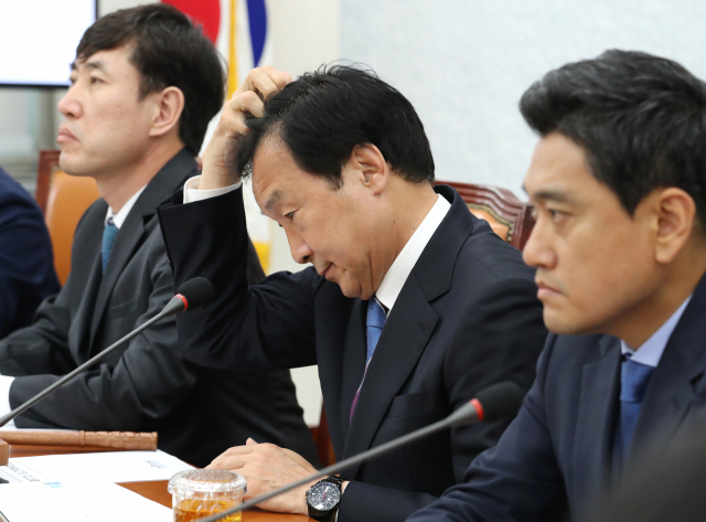 바른미래당 손학규 대표(가운데)가 17일 오전 국회에서 열린 최고위원회의에서 위원들의 발언을 경청하며 머리를 만지고 있다. 왼쪽부터 하태경 최고위원, 손학규 대표, 오신환 원내대표. 연합뉴스