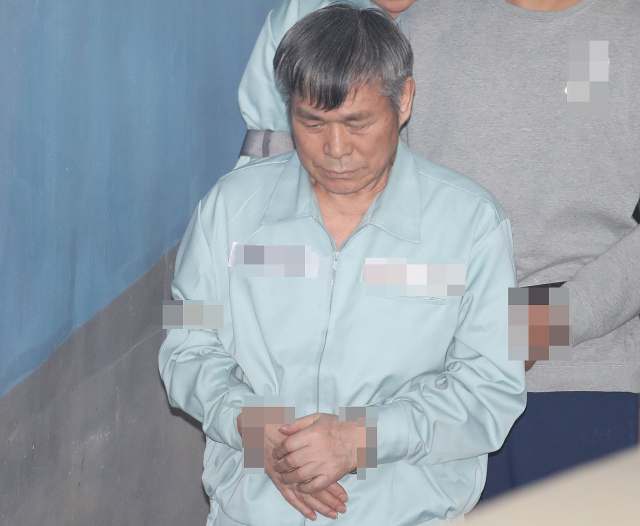 신도 성폭행 혐의로 1심에서 징역 15년을 선고받은 이재록 만민중앙성결교회 목사가 17일 오후 서울고등법원에서 열린 항소심 선고 공판에 참석하기 위해 호송차에서 내려 재판정으로 향하고 있다. 연합뉴스