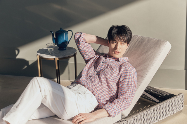 낮 기온이 최고 30도에 육박하는 등 때 이른 무더위에 린넨셔츠를 찾는 소비자들이 늘고 있다. 웰메이드 제공