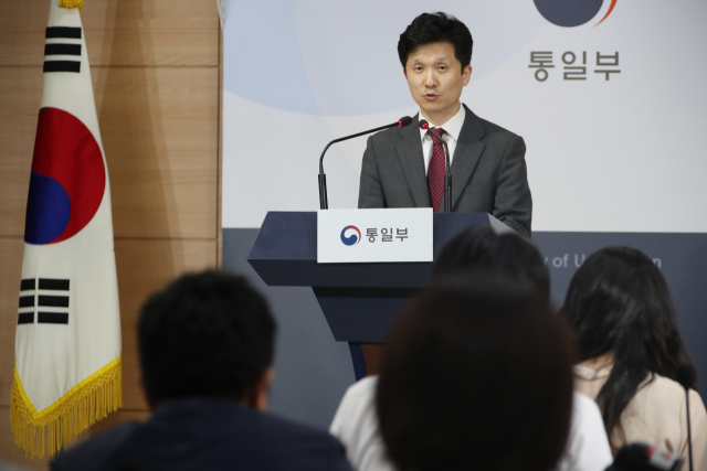 이상민 통일부 대변인이 17일 오후 서울 광화문 정부서울청사에서 개성공단 기업인 방북승인과 국제기구를 통한 대북 인도적 지원사업 800만 달러 공여 추진을 발표하고 있다. 연합뉴스