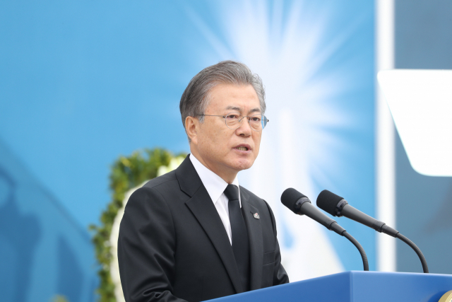 문재인 대통령이 18일 오전 광주 국립5·18민주묘지에서 제39주년 5·18 민주화운동 기념사를 하고 있다. 연합뉴스