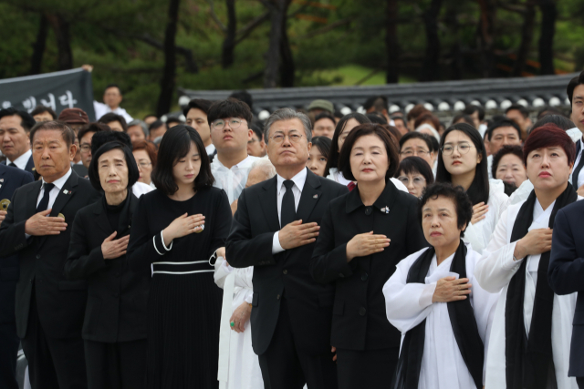 문재인 대통령과 김정숙 여사, 여야 정치인들이 18일 오전 광주 국립5·18민주묘지에서 열린 제39주년 5·18 민주화운동 기념식에서 국민의례를 하고 있다. 연합뉴스