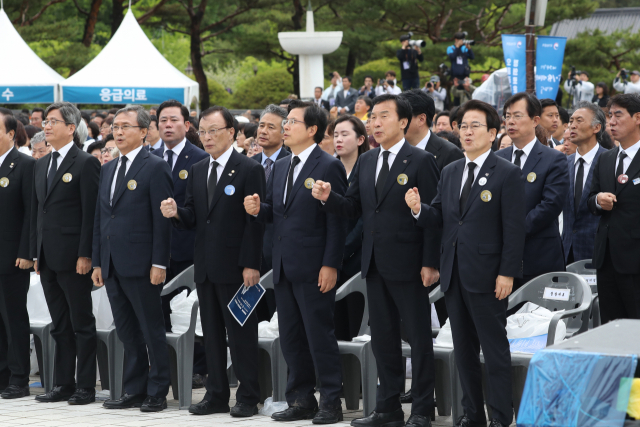 자유한국당 황교안 대표가 18일 오전 광주 국립5·18민주묘지에서 5·18 민주화운동 기념식 중 임을 위한 행진곡을 제창하고 있다. 연합뉴스