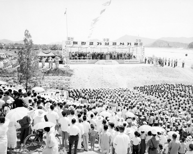 1965년 왜관교(현 호국의 다리) 가설공사 기공식 모습. 국가기록원 제공