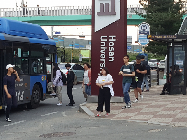 지난 15일 오후 호산대학교 앞 버스정류장에서 학생들이 대구방면 버스를 타고 있다. 이연정 기자