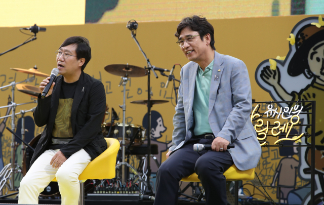 18일 오후 서울 광화문 광장에서 열린 노무현 대통령 서거 10주기 시민문화제에서 사람사는 세상 노무현재단 유시민 이사장(오른쪽)과 양정철 민주연구원장이 토크 콘서트를 하고 있다. 연합뉴스