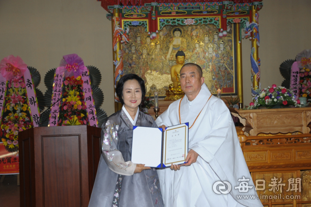 은해사 주지 돈관 스님이 이연화 28대 신도회장에게 임명장을 수여하고 있다.
