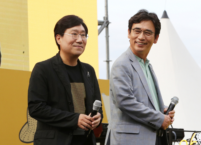 18일 오후 서울 광화문 광장에서 열린 노무현 대통령 서거 10주기 시민문화제에서 사람사는세상 노무현재단 유시민 이사장(오른쪽)과 양정철 민주연구원장이 토크 콘서트에 참석하고 있다. 연합뉴스