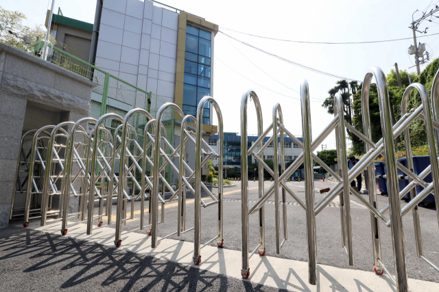 스승의날인 15일 부산 동구에 있는 한 중학교 교문이 닫혀 있다. 연합뉴스