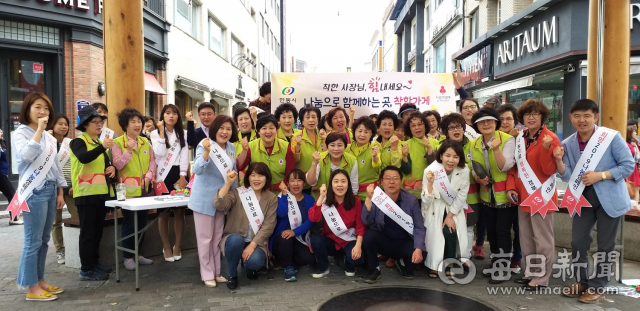 경북 사랑의 열매 나눔 봉사단 단원들이 캠페인 후 기념촬영을 하고 있다. 안동시 제공