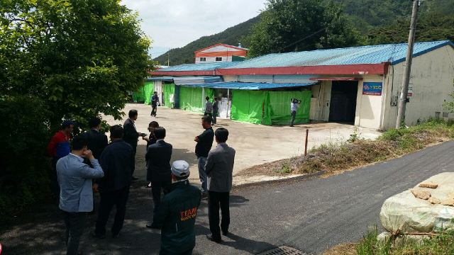 경북 고령에 이어 대구 달성에서도 마을과 인접한 농가 창고에서 병원성폐기물 불법 적치장이 발견돼 당국이 조사에 나섰다. 이채수 기자