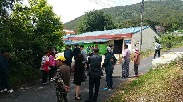 경북 고령에 이어 대구 달성에서도 마을과 인접한 농가 창고에서 병원성폐기물 불법 적치장이 발견돼 당국이 조사에 나섰다. 이채수 기자