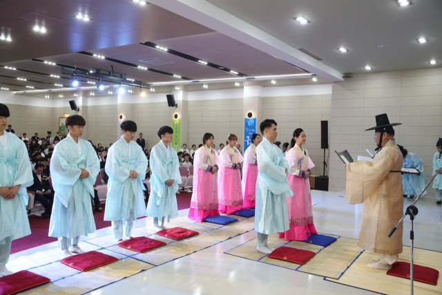경운대 프라임홀에서 열린 제47회 성년의 날 기념식에서 성인을 맞은 대학생들이 전통 성년 의식을 하고 있다. 경운대 제공