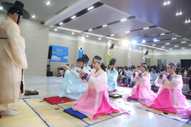 경운대 프라임홀에서 열린 제47회 성년의 날 기념식에서 성인을 맞은 대학생들이 전통 성년 의식을 하고 있다. 경운대 제공