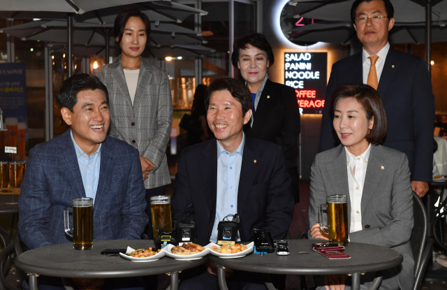 이인영 더불어민주당 원내대표(가운데), 나경원 자유한국당 원내대표(오른쪽), 오신환 바른미래당 원내대표가 20일 오후 서울 여의도 한 카페에서 열린 국회 정상화 방안 논의를 위한 