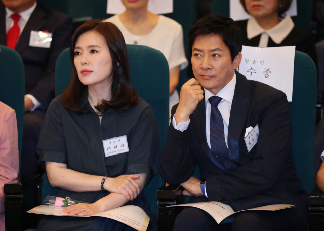 방송인 최수종(오른쪽), 하희라 부부가 16일 오후 여의도 국회도서관 대강당에서 열린 2019 세계부부의 날 국회기념식에서 이주영 국회부의장의 기념사를 듣고 있다. 연합뉴스