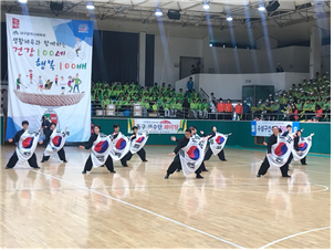 지난해 어르신 체육대회에 참가한 지역 어르신들과 축하공연단이 국학 기공을 선보이고 있다. 대구시체육회 제공.