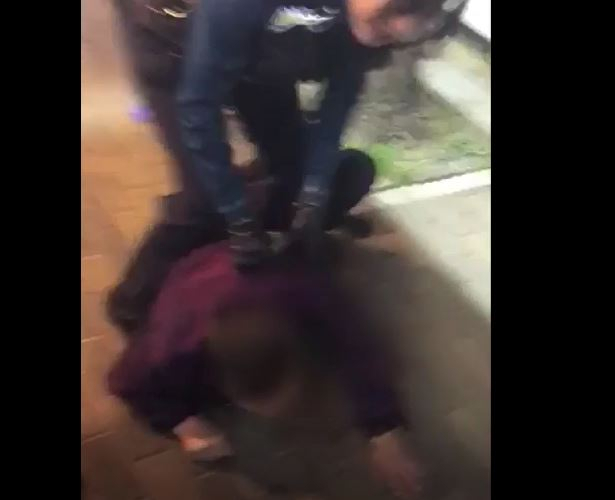 남녀 경찰관이 주취자들을 체포하는 과정에서 여성 경찰관의 대응이 미숙했다는 비판 여론이 커지고 있다. 경찰이 