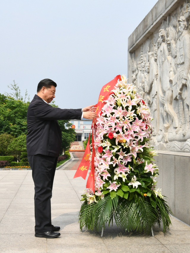 시진핑 중국 국가 주석이 1934년부터 1935년까지 1만5천㎞에 걸쳐 이루어진 중국 공산군(홍군) 대장정(大長征)의 출발지인 장시성 간저우시 위두현을 20일 방문, 이곳에 있는 기념비에 헌화하고 있다. 연합뉴스