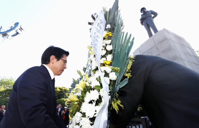 자유한국당 황교안 대표가 21일 인천시 중구 자유공원 내 맥아더 장군 동상에 헌화하고 있다. 연합뉴스