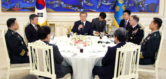 문재인 대통령이 21일 낮 청와대에서 열린 한미 군 주요직위자 초청 오찬간담회에서 인사말을 하고 있다. 왼쪽부터 시계방향으로 박한기 합참의장, 정경두 국방부 장관, 문 대통령, 로버트 에이브럼스 주한미군사령관, 최병혁 연합사 부사령관, 노영민 비서실장, 정의용 국가안보실장. 연합뉴스
