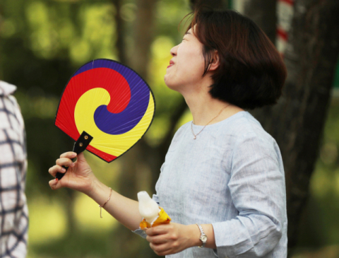 이틀째 광주에 폭염주의보가 발효 중인 16일 오후 광주 북구 문흥근린공원에서 직장인들이 아이스크림을 먹으며 더위를 잊고 있다. 연합뉴스