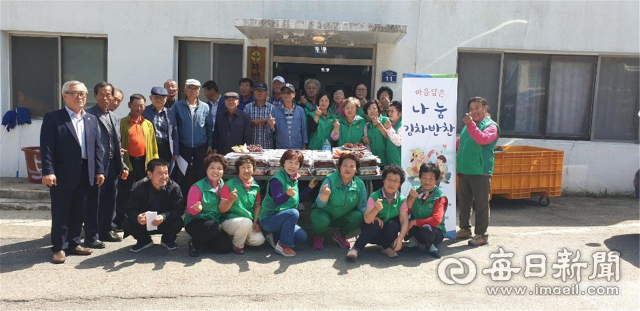 울진군 북면지역사회보장협의체와 새마을부녀회가 직접 담은 김치를 저소득층 가정에 전달하기에 앞서 기념촬영을 하고 있다. 울진군 제공
