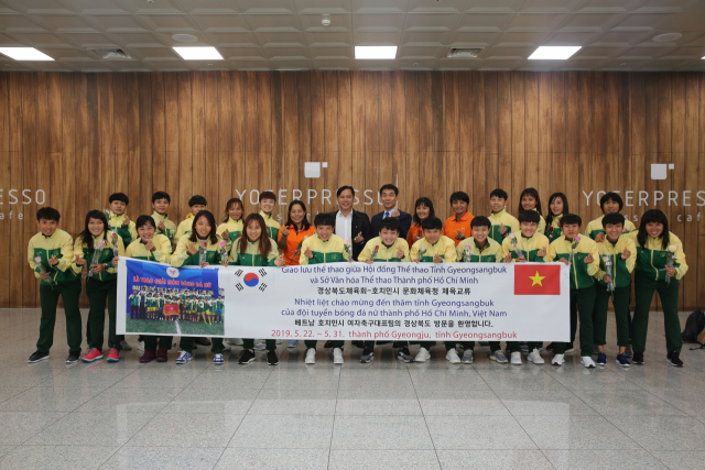 호치민시 여자축구팀이 22일 입국, 경북 경주에 캠프를 차리고 전지훈련에 들어갔다. 경북체육회 제공.