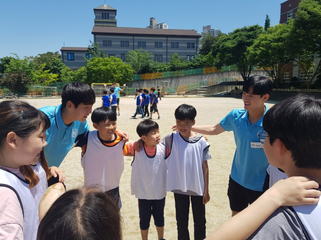 클리닉 받는 축구 꿈나무. 21일 천내초등학교 어린이들이 대구FC 선수들로부터 축구지도를 받고 있다. 대구FC제공.