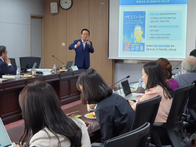 김관용 전 경북도지사가 22일 서울대학교에서 특강을 하고 있다.