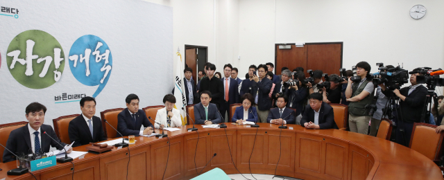 22일 오전 국회에서 열린 바른미래당 임시 최고위원회의에서 참석자들이 설전을 벌이고 있다. 연합뉴스