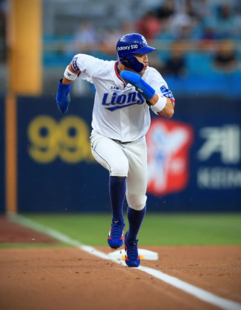 22일 대구삼성라이온즈파크에서 열린 2019 KBO리그 삼성 라이온즈와 한화 이글스 경기 1회말 무사 3루 상황에서 김상수의 희생플라이 때 3루주자 박해민이 홈으로 태그업하고 있다. 삼성 라이온즈 제공