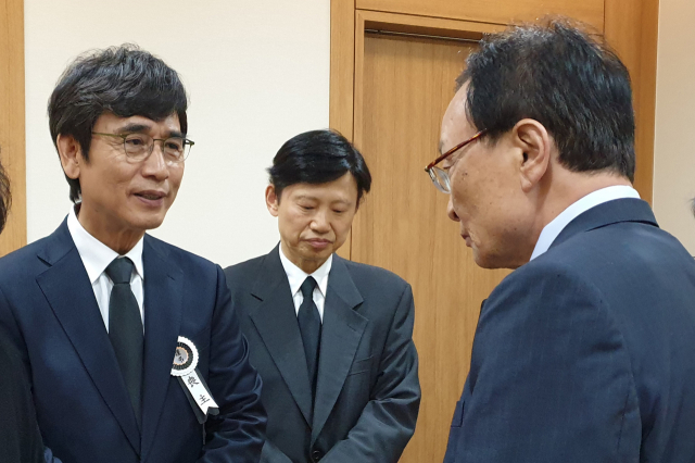 더불어민주당 이해찬 대표가 22일 오후 경기도 고양시 일산병원 장례식장에 마련된 유시민 노무현재단 이사장 모친 빈소를 조문한 뒤 유 이사장을 위로하고 있다. 연합뉴스