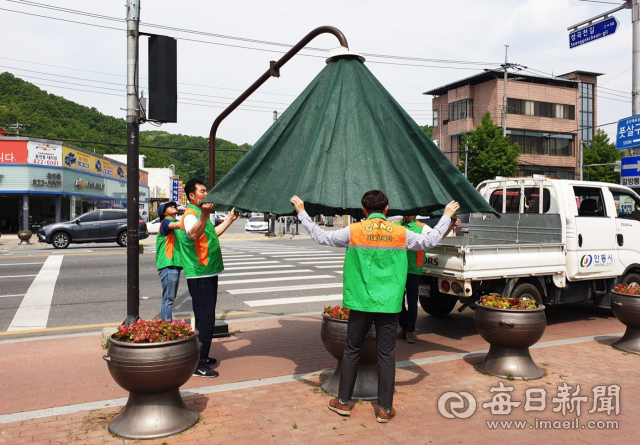 안동시가 용상동 일대 그늘막을 추가로 설치하고 있다. 안동시 제공