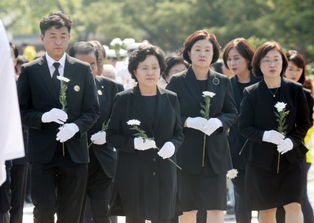 노무현 전 대통령의 부인 권양숙 여사와 노건호 씨, 김정숙 여사가 23일 오후 경남 김해 봉하마을에서 열린 노무현 전 대통령 서거 10주기 추도식에서 헌화를 위해 이동하고 있다. 연합뉴스