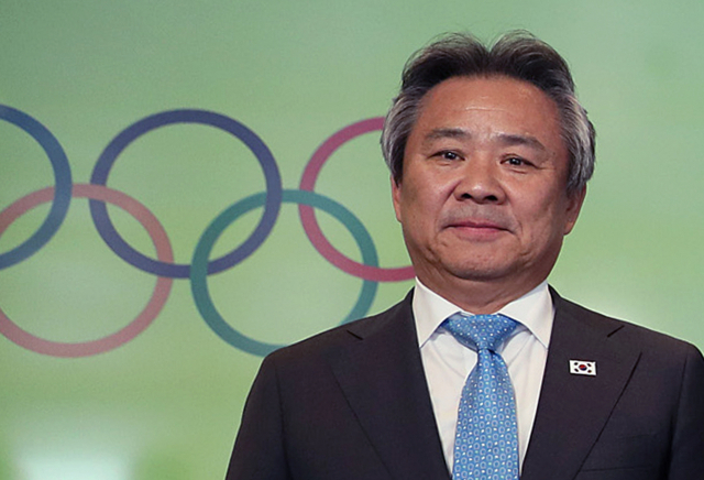 국제올림픽위원회(IOC)가 이기흥 대한체육회장 등 10명을 신규위원으로 추천했다. IOC는 23일집행위원회를 열어 이기흥 체육회장을 비롯한 10명을 신규위원으로 추천, 6월 24∼26일 스위스 로잔에서 열리는 IOC 134차 총회에서 투표로 신규위원을 선출한다고 발표했다. 지난 2월 15일 스위스 로잔 IOC에서 열린 2020 도쿄 올림픽 단일팀 구성과 2032년 하계올림픽 남북 공동유치와 관련한 회담을 마친 뒤 기자회견을 하는 모습. 연합뉴스