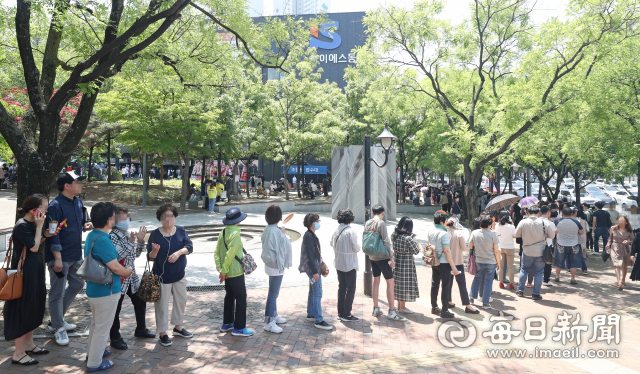 지난 23일 대구 수성구 한 아파트 모델하우스에 입장하기 위해 많은 시민들이 몰려 길게 줄 지어 서 있다. 사진은 기사 본문과 무관함. 성일권 기자 sungig@imaeil.com