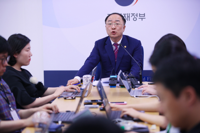 홍남기 부총리 겸 기획재정부 장관이 23일 세종시 정부세종청사 기획재정부에서 