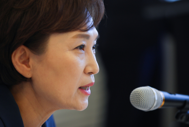 김현미 국토교통부 장관이 23일 세종시 장군면 한 음식점에서 열린 출입기자단 오찬간담회에서 주요 현안에 대한 입장을 밝히고 있다. 연합뉴스