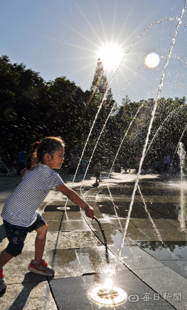 지난 23일 때이른 무더위 속에 대구 달서구 이곡동 와룡공원 바닥분수에서 어린이가 물장난을 치고 있다. 매일신문DB